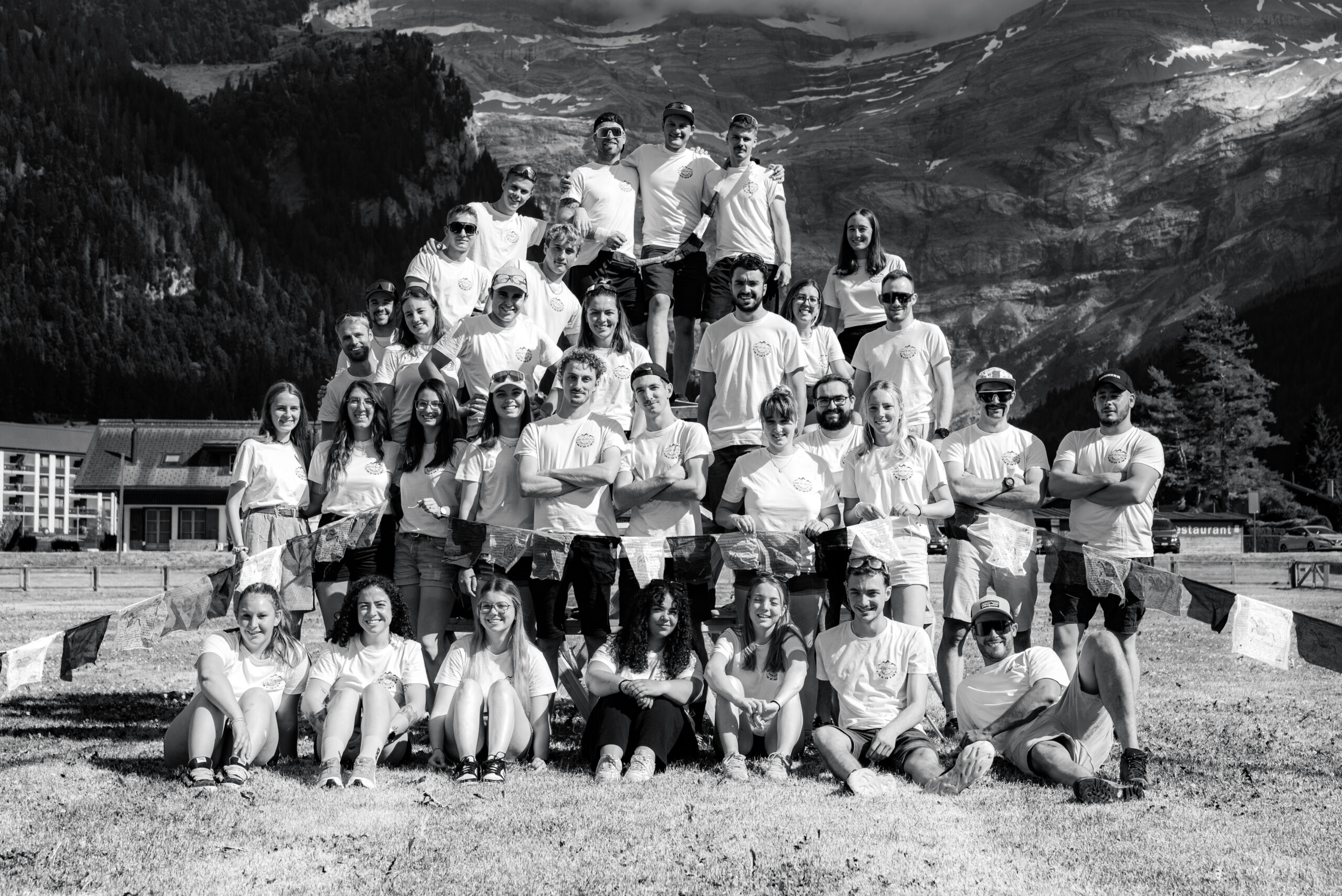 CG-photo-commissions-CDS-Diablerets2026-29062025-001- Photo en noir et blanc de tous les membres du camp de ski aux diablerets 2026.